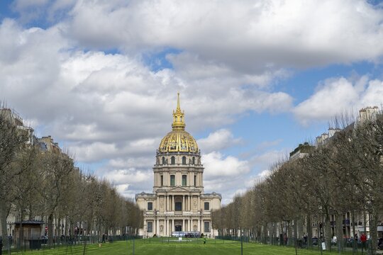 Park in front of the Invalides Cathedral, tomb of Napoleon I, Hotel des Invalides, Paris, &Icirc;le-de-France, France