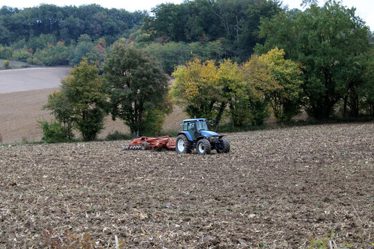 Tracteur agricole labourant un champ de terre fertile