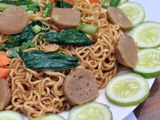 The main characteristic of Javanese fried noodles lies in the taste which is dominated by sweet and savory, the use of traditional spices, and the cooking process over high heat which produces a disti
