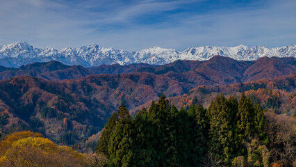 絶景の村　長野県小川村　秋の山岳風景 © Yuuki Kobayashi