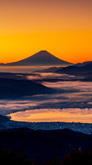 夜明け前の高ボッチ高原　富士山と雲海と夜景　絶景　縦構図