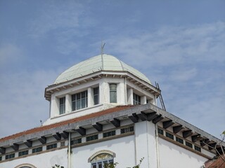 The characteristics of the roofs of Dutch heritage buildings include the shape of a pyramid or shield roof, often equipped with a large attic for hot air circulation, and have wide eaves or eaves 