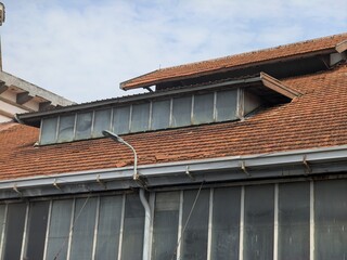 The characteristics of the roofs of Dutch heritage buildings include the shape of a pyramid or shield roof, often equipped with a large attic for hot air circulation, and have wide eaves or eaves 
