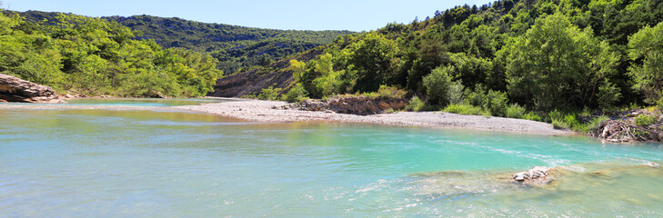 Panoramique sur le lit de la rivière la Buëch dans les hautes alpes