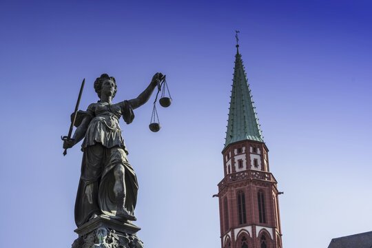 Justitia with scales, Justitia Fountain, Fountain of Justice on the R&ouml;merberg, behind it the Nikolaikirche, Frankfurt am Main, Hesse