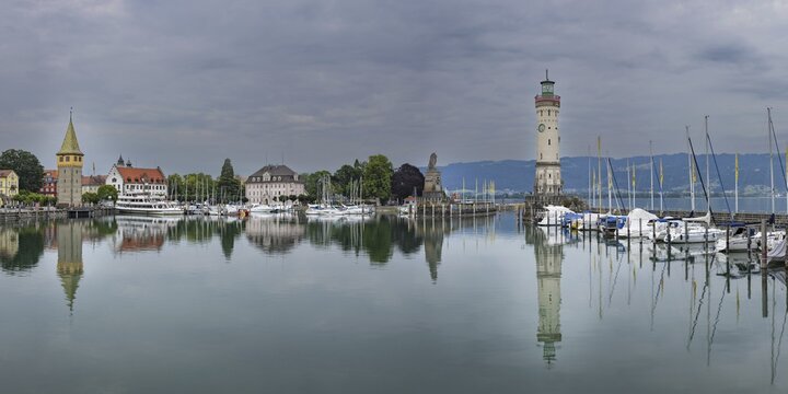 Harbour with man tower, lighthouse and Bavarian lion, Lindau, Lake Constance, Bavaria, Germany