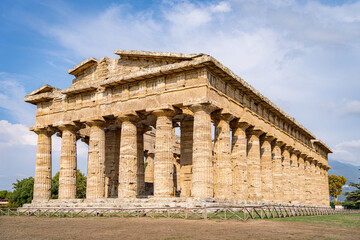 Obraz premium Temple of Poseidon at the archaeological site of Paestum in Campania, Italy.