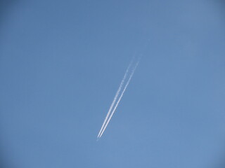 青空と飛行機雲