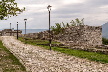 Kopfsteinpflaster und alte Steinmauern auf der Festung von Berat, Bezirk Berat, Albanien