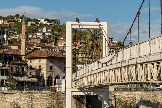 Wei&szlig;er Br&uuml;ckenbogen vor Altstadthang, Berat, Bezirk Berat, Albanien