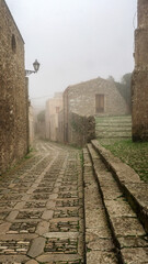 włoskiem miasteczko w górach we mgle © Marta