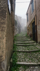 włoskiem miasteczko w górach we mgle © Marta