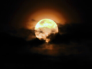 Der Vollmond in seinen schönen Farben am 5. November 2025 in der Uckermark