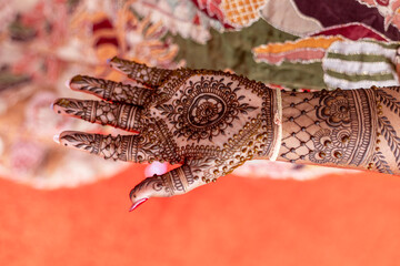 Fototapeta premium Intricate henna design on a hand, perfect for cultural celebrations