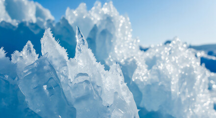 透き通る氷の結晶と青空が輝く幻想的なウィンターアイスランドスケープ
