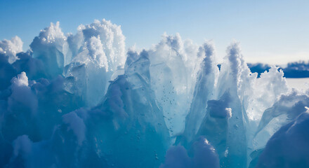 透き通る氷の結晶と青空が輝く幻想的なウィンターアイスランドスケープ
