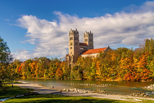 M&uuml;nchen - Kirche - St. Maximilian - Herbst - Isar 