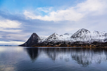 Berge und Felsen im Winter nahe Harstad in Norwegen