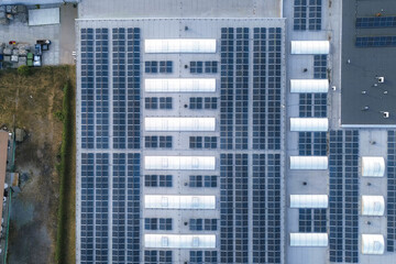 Obraz premium Aerial view of solar panel installation site