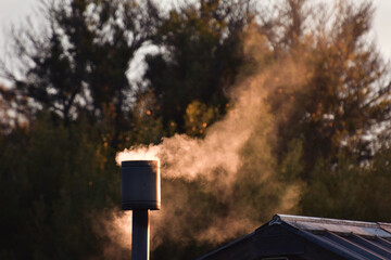 Chimenea humeante de una cabaña. Balcarce, Argentina