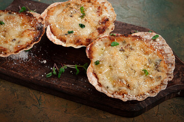 scallop shells, stuffed, baked with cheese, in the oven, julienne with scallops,