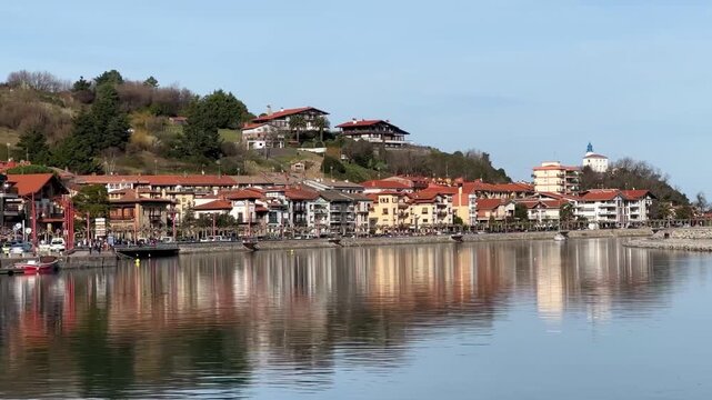 Paneo de la r&iacute;a de Zumaia con casas en la orilla
