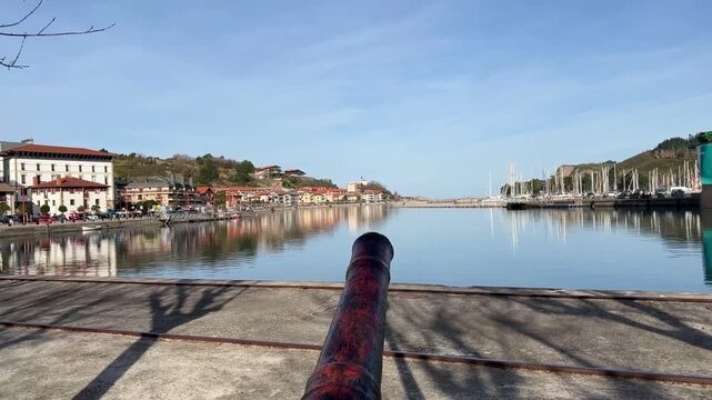 Ca&ntilde;&oacute;n antiguo con r&iacute;a de fondo Zumaia