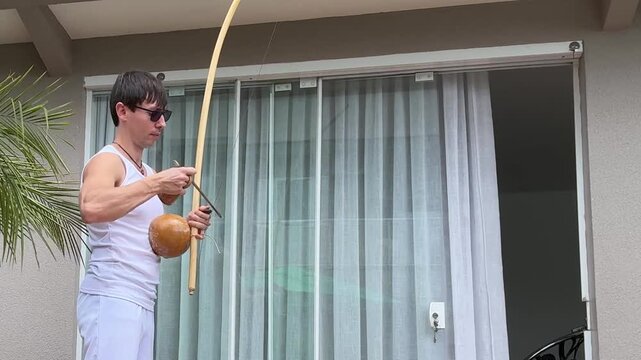 homem tocando birimbau cultura capoeira no brasil 