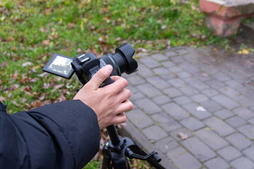 Fototapeta premium Capturing moments with a camera on a tripod during a peaceful outdoor setting in autumn