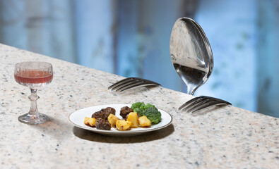 Lustiges Stilleben mit L&ouml;ffel Gabel Teller und Getr&auml;nk