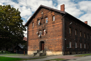Budynek - familok w dzielnicy Zabrza. Budynek wykonany z czerwonej cegły. © Magdalena