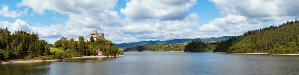 Widok na Zamek Dunajec w Niedzicy i Zamek Czorsztyn © Marek