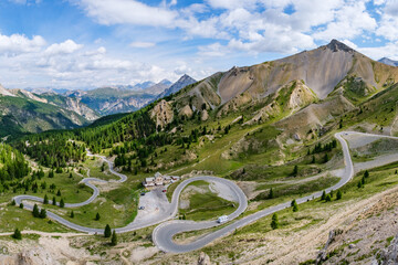 Mont&eacute;e du col de l'Izoard avec vue sur le refuge Napol&eacute;on (Hautes Alpes, France)