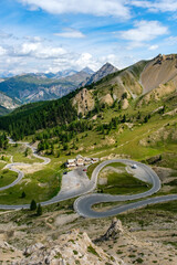 Mont&eacute;e du col de l'Izoard avec vue sur le refuge Napol&eacute;on (Hautes Alpes, France)