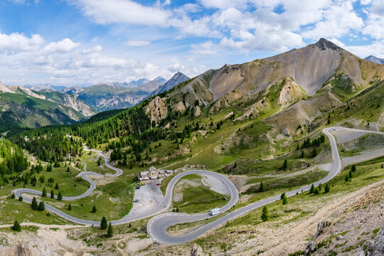 Mont&eacute;e du col de l'Izoard avec vue sur le refuge Napol&eacute;on (Hautes Alpes, France)