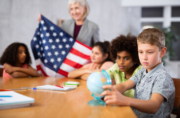 Kids learning together about usa in geography class