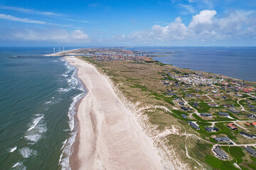Luftaufnahme von Hvide Sande und der Holmsland Klit mit Strand, Dünen und dem Ringkøbing Fjord an der Westküste von Jütland in Dänemark