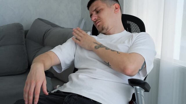 Relieving fatigue with a spiky massage ball.
Trigger point treatment and muscle tension relief after sitting for long periods of time at the computer.
Treating muscle pain.
Massage, ball, stress, pain