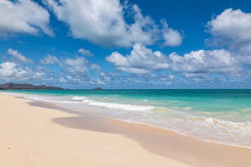 Fototapeta premium Waimānalo Beach Park, Honolulu, Windward Coast Oahu, Hawaii. Pacific Ocean. Cumulus clouds are clouds that have flat bases and are often described as puffy, cotton-like, or fluffy in appearance. 