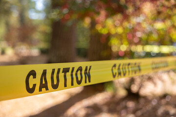 Ruban de sécurité CAUTION en automne, jour, horizontal