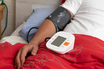 Máquina para tomar la presión en una persona que está en cama