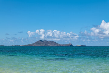 Lanikai Beach(Kaʻōhao Beach), Kailua, Honolulu, Windward Coast Oahu, Hawaii. Pacific Ocean. In the distance is Ulupaʻu Crater ( Ulupaʻu Head), a tuff cone, Honolulu Volcanic Series.