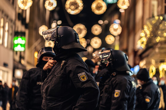 German police from the "Bundespolizei" in riot uniform is protecting a christmas market on the side of an demonstration.