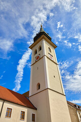Blick auf den Kirchturm der Rokokokirche Mariä Geburt in Rottenbuch, Bayern, Deutschland.