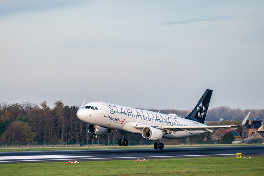 Brussels Airlines Star Alliance Airbus A320 landing at Brussels Airport