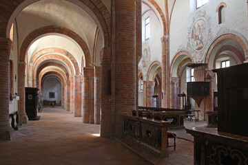 la navata laterale destra della chiesa parrocchiale (ex abbazia cistercense) di Abbadia Cerreto