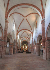 la navata centrale della chiesa parrocchiale (ex abbazia cistercense) di Abbadia Cerreto