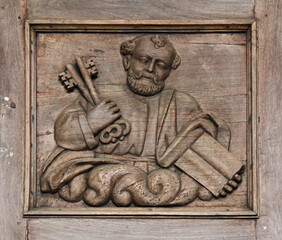 San Pietro; riquadro del portone scolpito dell'abbazia di Abbadia Cerreto