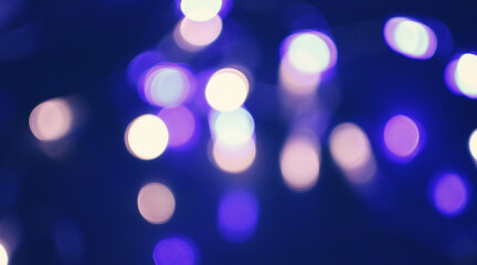 青紫色の玉ボケの写真　電飾　イルミネーション　抽象的な光の背景装飾