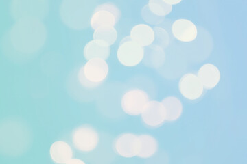 水色の玉ボケの写真　抽象的な光の背景装飾　水辺　木漏れ日　自然